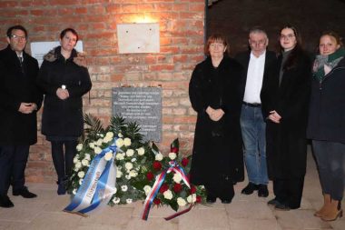 Nach der Gedenkstunde: Vertretende der Einrichtungen (v.l.n.r. OB Hanno Benz, Schulleiterin Doris Krumpholz, GCJZ Darmstadt Ulrike Schmidt-Hesse und Bernd Lülsdorf, Schülerinnen Amelie Neumann und Annika Rauchmann) (Foto: Jonathan Alter | GCJZ Darmstadt)