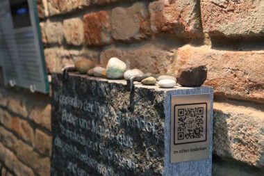 Der Gedenkstein und die Steine (Foto: Jonathan Alter | GCJZ Darmstadt).